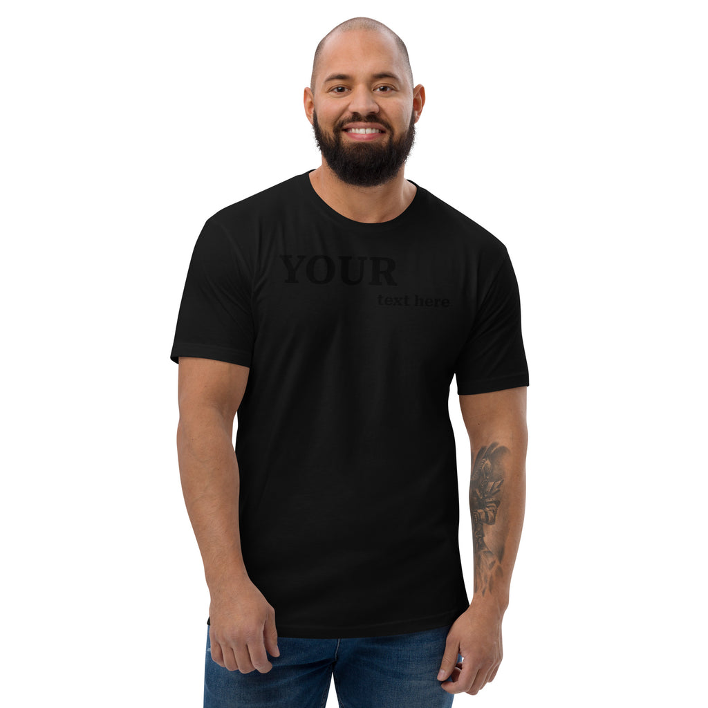 Schwarzes T-Shirt.